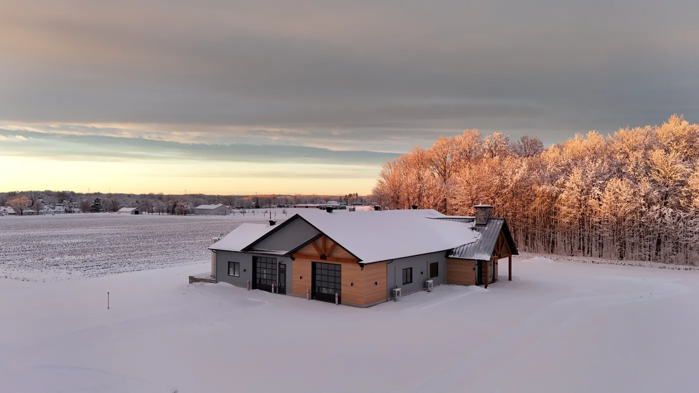 L&rsquo;érablière de la famille Laperle à Saint-Ours, au lever du jour en hiver