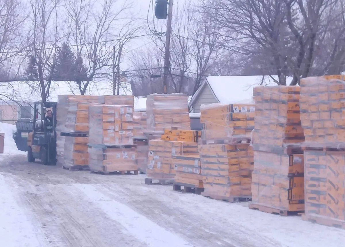 Palettes d&rsquo;outils DeWalt d&eacute;charg&eacute;es au chariot &eacute;l&eacute;vateur sous la neige