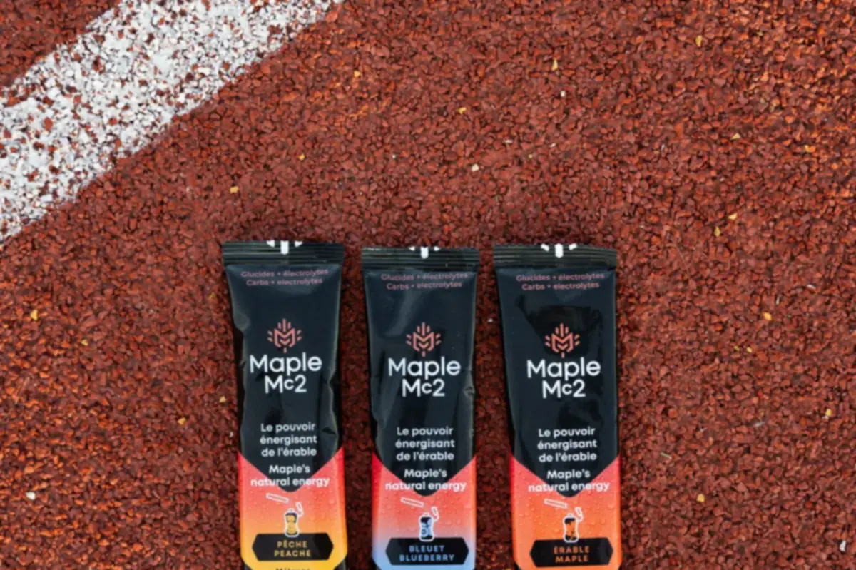 Gels énergétiques Maple MC2 sur une piste d'athlétisme